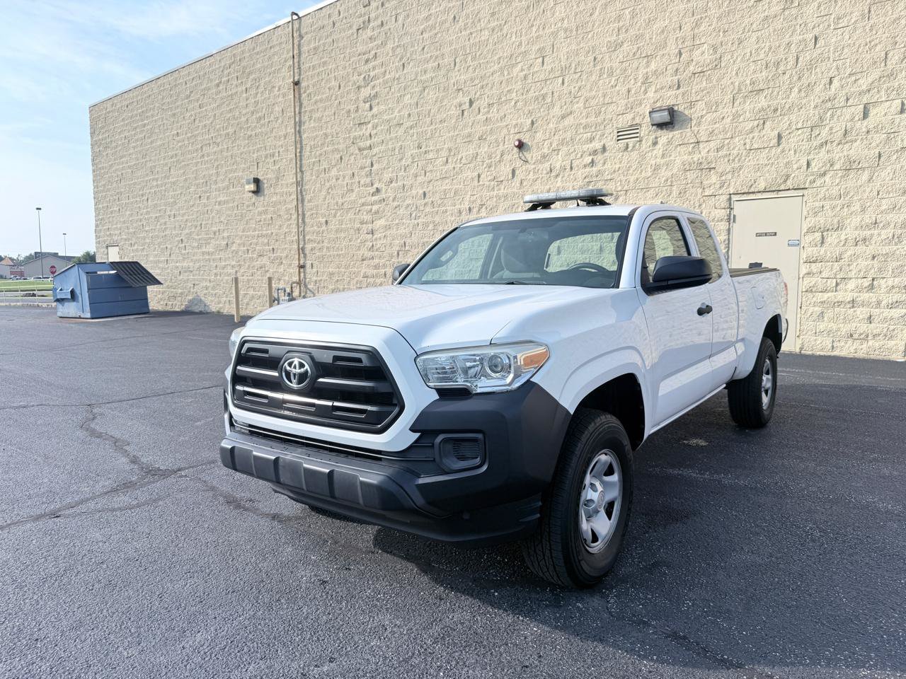 Used 2017 Toyota Tacoma SR AWD/4WD image 1