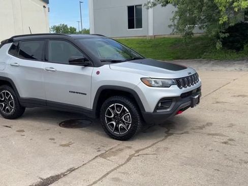 Used 2026 Jeep Compass Trailhawk AWD/4WD image 2