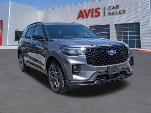Used 2025 Ford Explorer ST-Line w/ ST-Line Street Pack AWD/4WD image 3