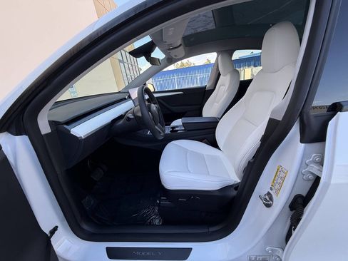 Used 2024 Tesla Model Y Long Range AWD/4WD image 19