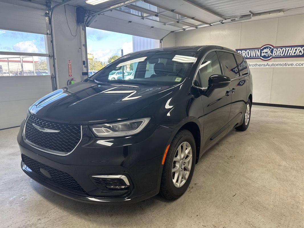 Used 2024 Chrysler Pacifica Touring FWD image 2