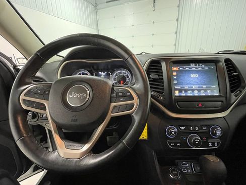 Used 2017 Jeep Cherokee Latitude w/ Cold Weather Group AWD/4WD image 34