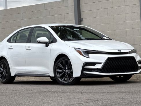 Used 2024 Toyota Corolla SE image 2