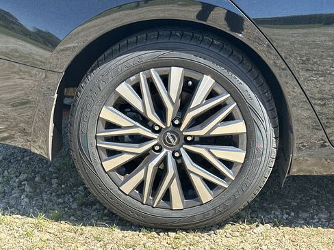 Used 2024 Nissan Altima 2.5 SV w/ SV Premium Package FWD image 14