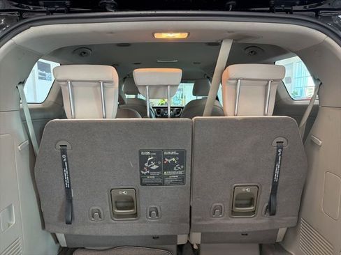 Used 2020 Kia Sedona L image 27
