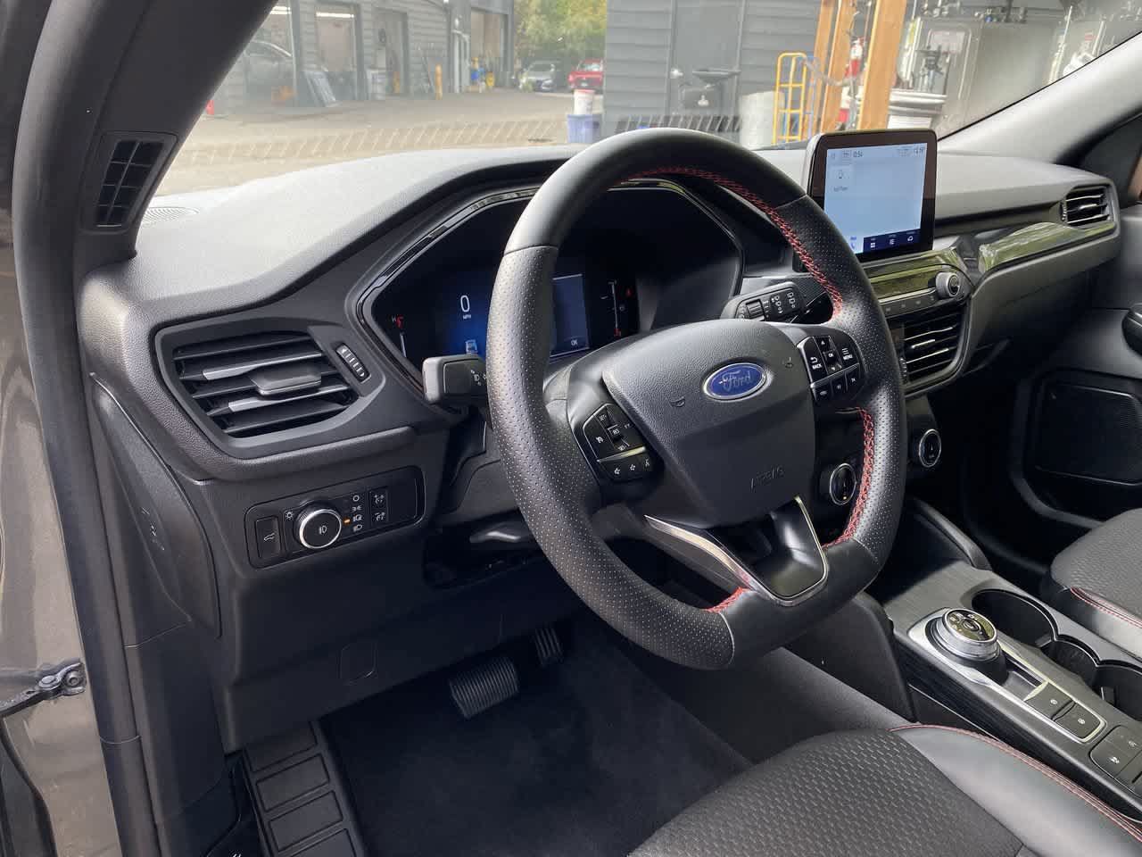 Used 2025 Ford Escape ST-Line Select AWD/4WD image 2