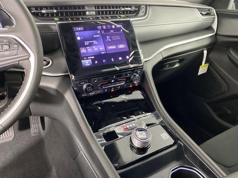 New 2025 Jeep Grand Cherokee L Laredo w/ Luxury Tech Group I image 24