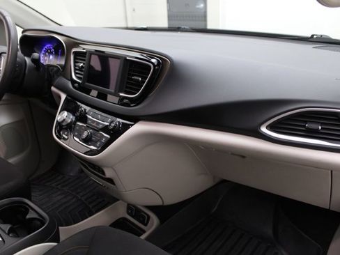 Used 2018 Chrysler Pacifica Touring Plus w/ Tire & Wheel Group FWD image 4