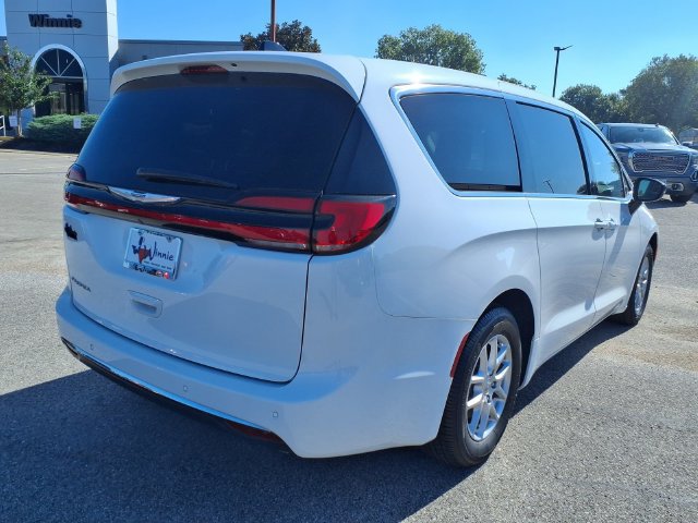 Used 2024 Chrysler Pacifica Touring-L FWD image 8