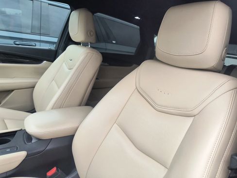 Used 2017 Cadillac XT5 FWD image 3