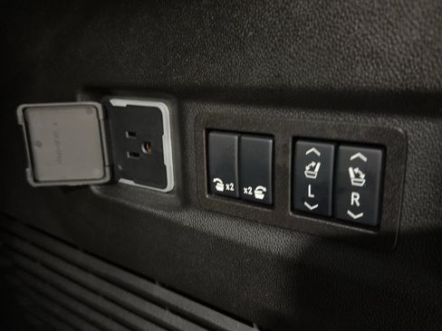 Used 2024 Chevrolet Tahoe High Country AWD/4WD image 24