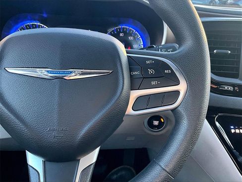 Used 2017 Chrysler Pacifica LX image 17