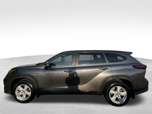 Used 2023 Toyota Highlander LE AWD/4WD image 8