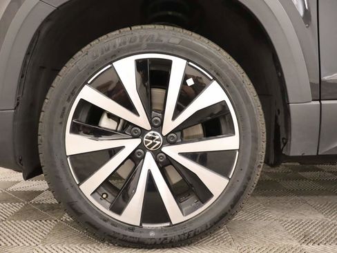Used 2024 Volkswagen Taos SE image 6