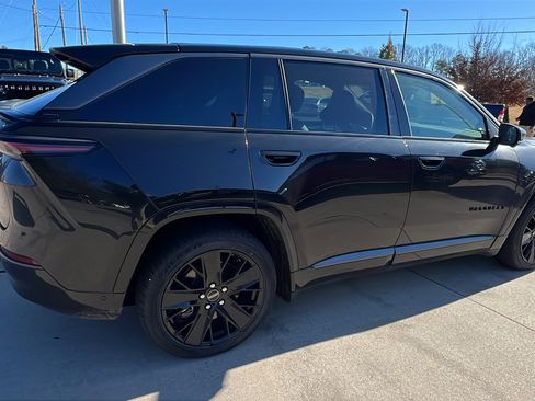 Used 2024 Jeep Wagoneer Launch Edition image 8