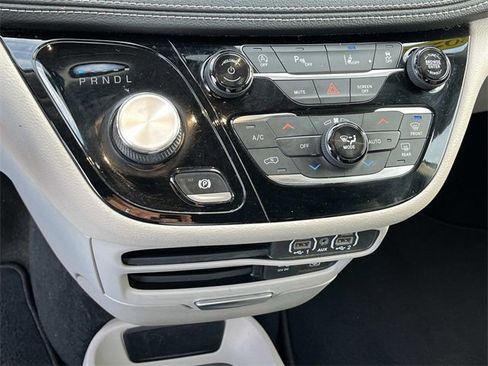 Used 2022 Chrysler Pacifica Touring-L image 29
