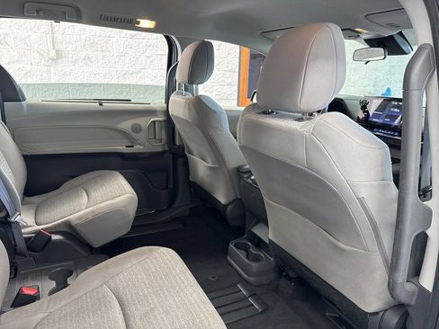 Certified 2021 Toyota Sienna LE image 44