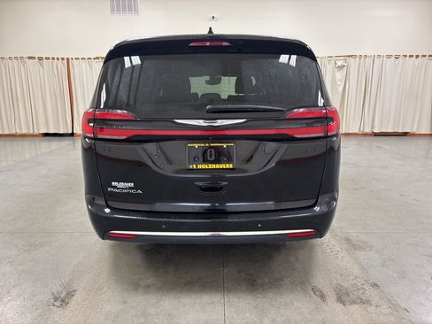 Used 2024 Chrysler Pacifica Touring-L image 7