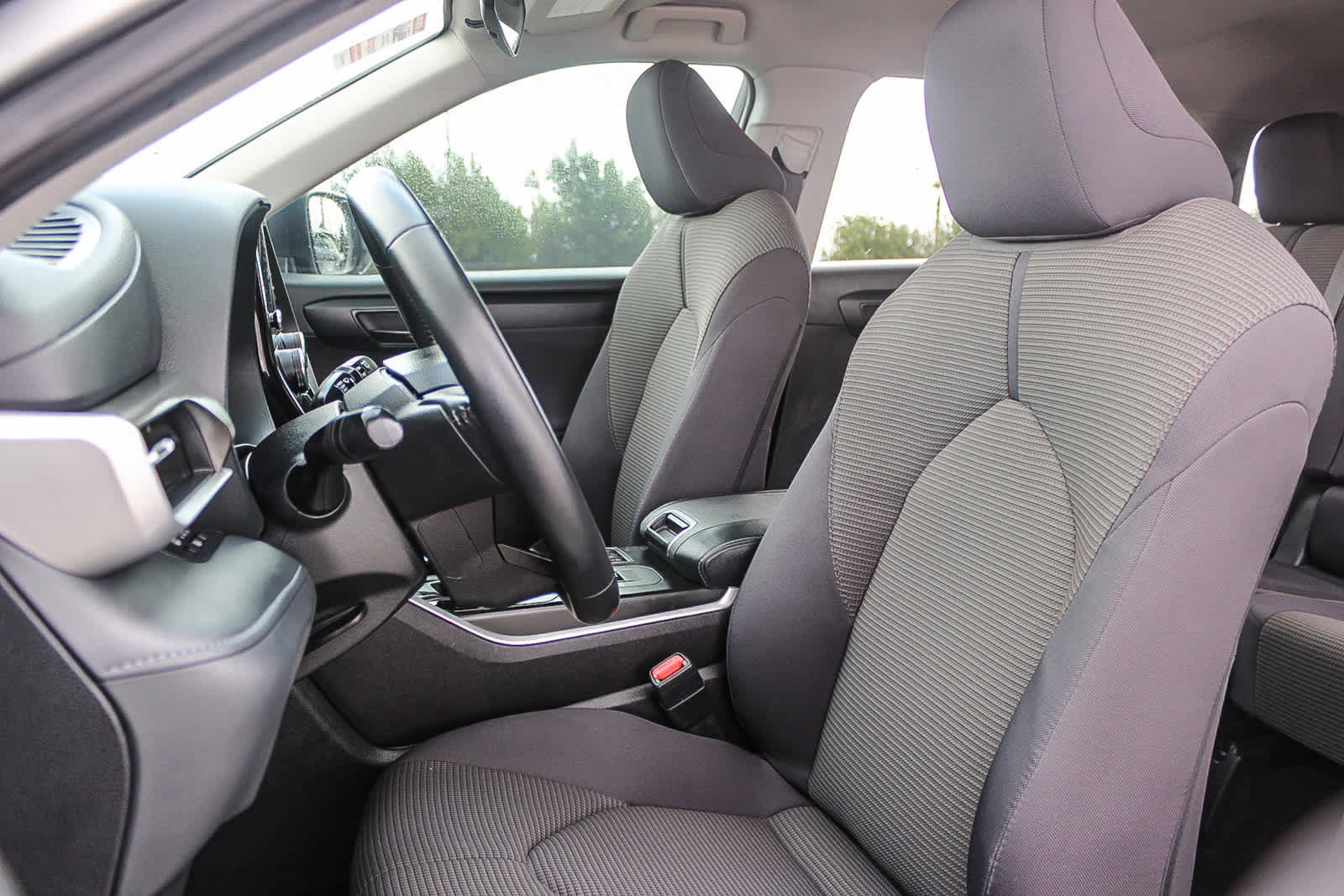 Used 2024 Toyota Highlander LE FWD image 17