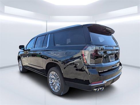 Used 2025 Chevrolet Suburban Premier image 5