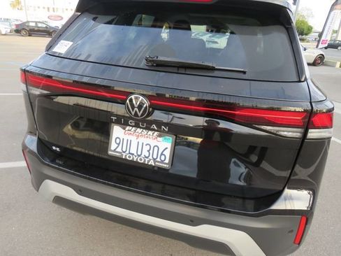 Used 2025 Volkswagen Tiguan SE image 12