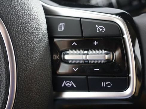 Used 2024 Kia Carnival LX FWD image 12