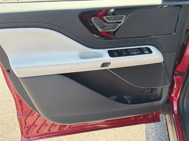New 2027 Lincoln Aviator AWD w/ Jet Appearance Package image 11