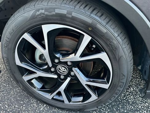 Used 2019 Toyota C-HR XLE image 9