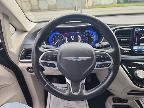 Used 2021 Chrysler Pacifica Touring-L FWD image 21