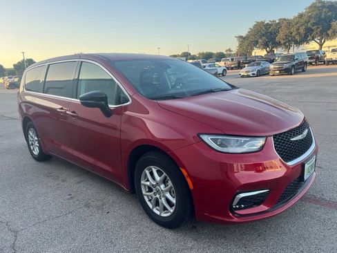 Used 2024 Chrysler Pacifica Touring-L FWD image 3