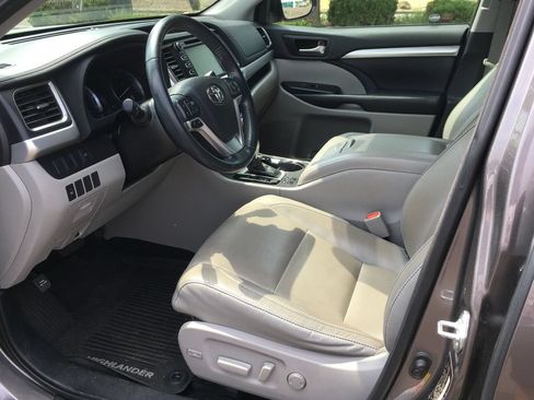 Used 2016 Toyota Highlander XLE AWD/4WD image 4