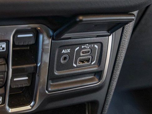 Used 2025 Jeep Wrangler Sahara image 21