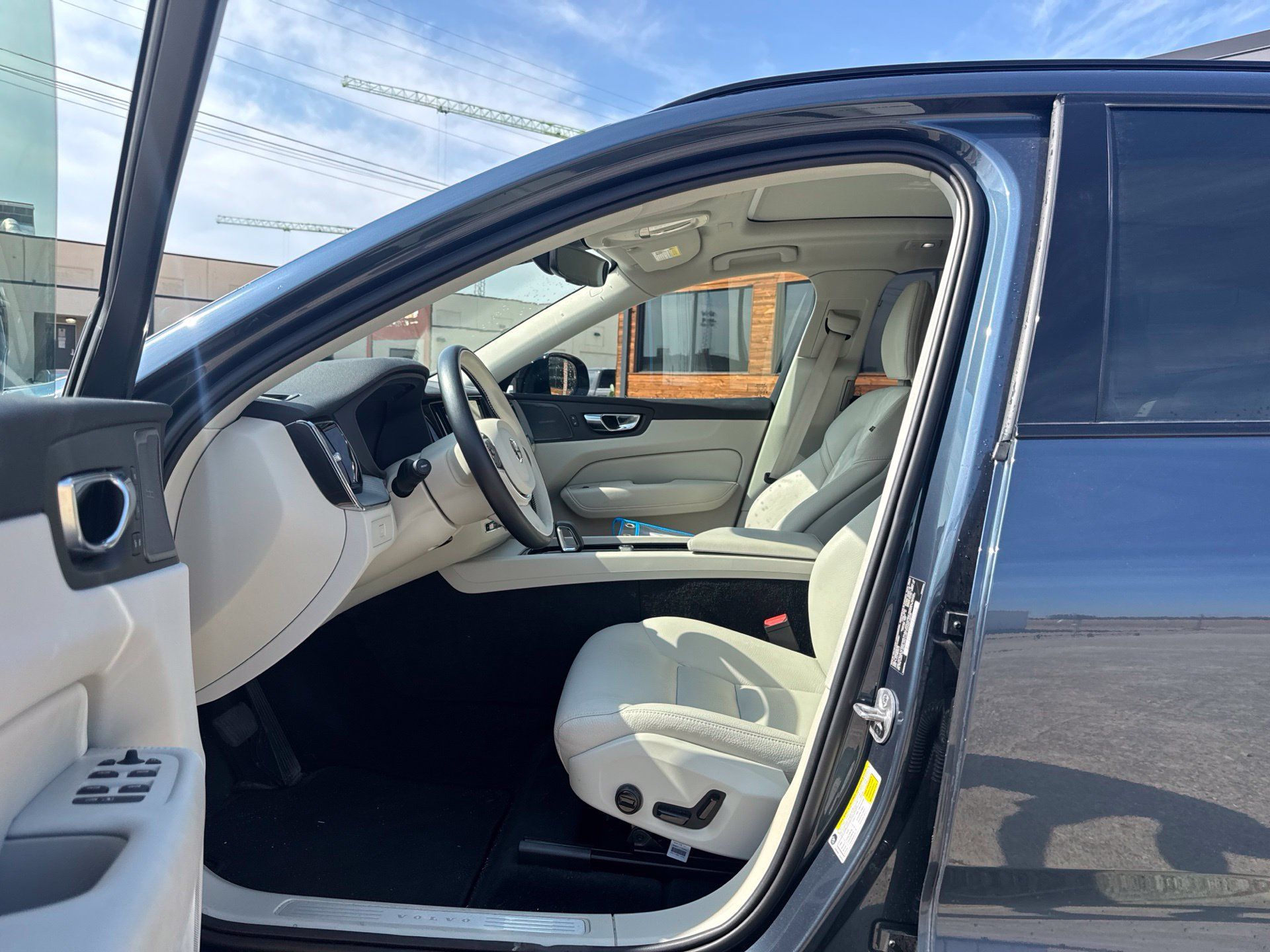 Used 2025 Volvo XC60 B5 Plus AWD/4WD image 11