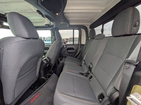 Used 2025 Jeep Gladiator Sport image 12