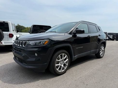 Used 2024 Jeep Compass Latitude AWD/4WD image 7