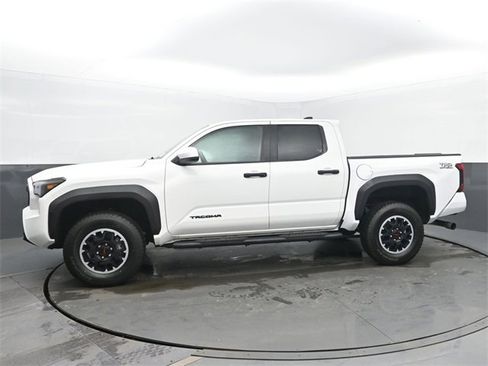 Used 2025 Toyota Tacoma TRD Sport image 2