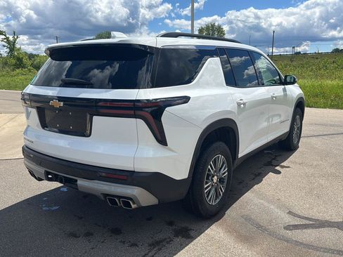 Used 2025 Chevrolet Traverse LT FWD image 5