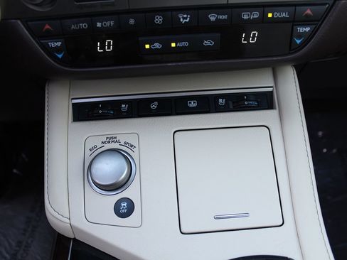 Used 2016 Lexus ES 350 w/ Luxury Package w/Wood Trim FWD image 28