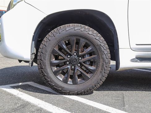 Used 2011 Lexus GX 460 w/ Comfort Plus Pkg image 12