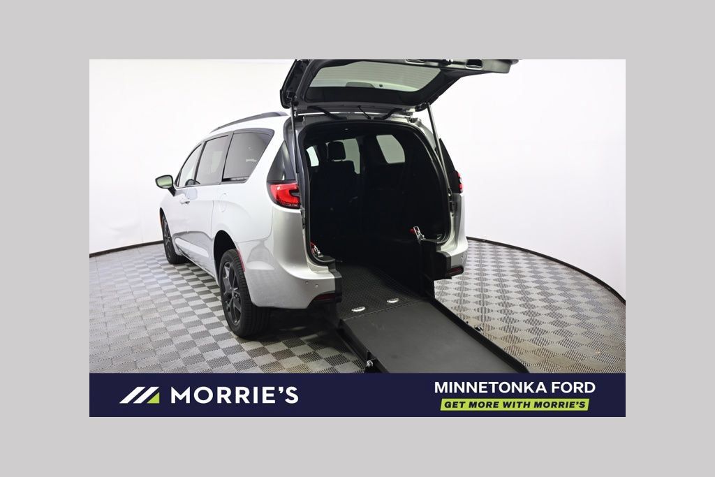 Used 2026 Chrysler Pacifica Select w/ S Appearance Package FWD image 1