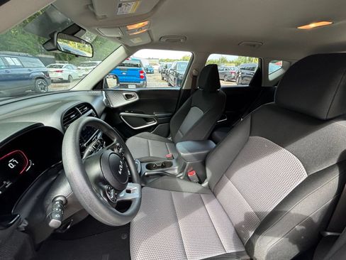 Used 2025 Kia Soul LX w/ LX Technology Package FWD image 27