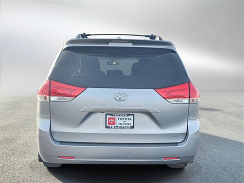 Used 2012 Toyota Sienna LE w/ Towing Pkg image 4