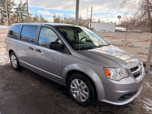Used 2019 Dodge Grand Caravan SE image 6