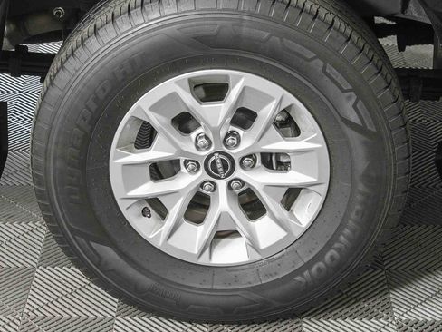 Used 2024 Nissan Frontier SV image 11