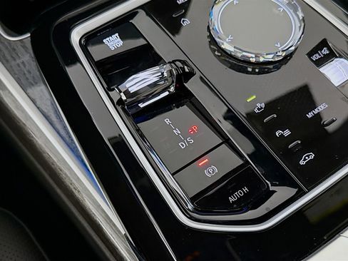 Certified 2025 BMW 740i image 17