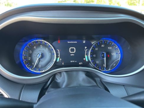 Used 2025 Chrysler Pacifica Select FWD image 9