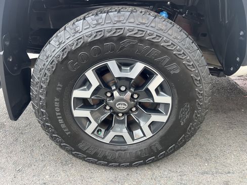 Used 2022 Toyota Tacoma TRD Off-Road w/ Technology Package image 11