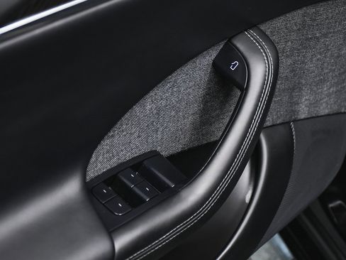 Used 2021 Tesla Model S Plaid image 10