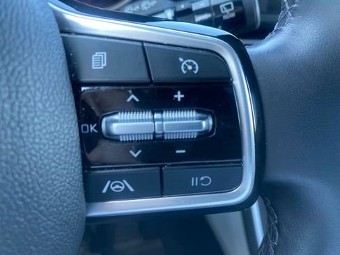 Used 2024 Kia Carnival LX FWD image 28