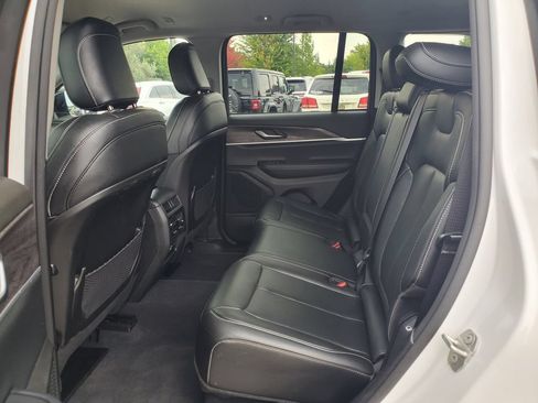 Used 2023 Jeep Grand Cherokee Limited AWD/4WD image 9